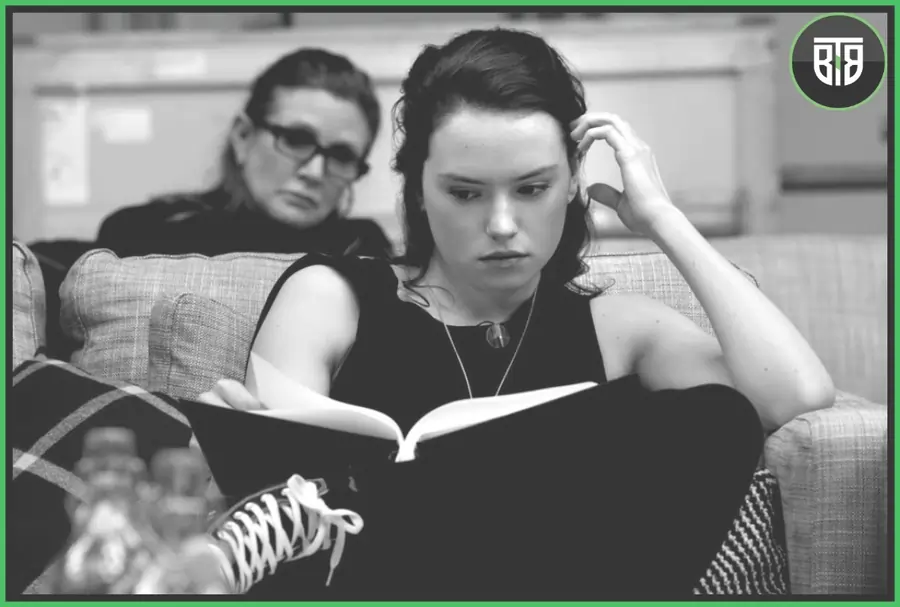 Daisy Ridley and Carrie Fisher behind the scenes of The Force Awakens