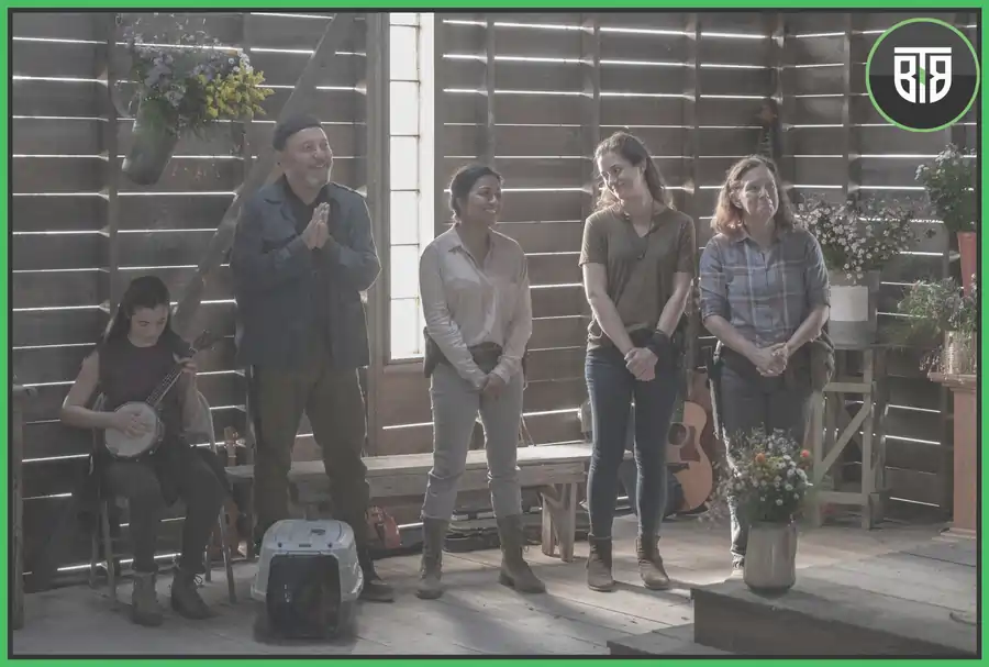 a group in which a girl is sitting and playing something and other 4 are standing and smiling, the walking dead tell tale games